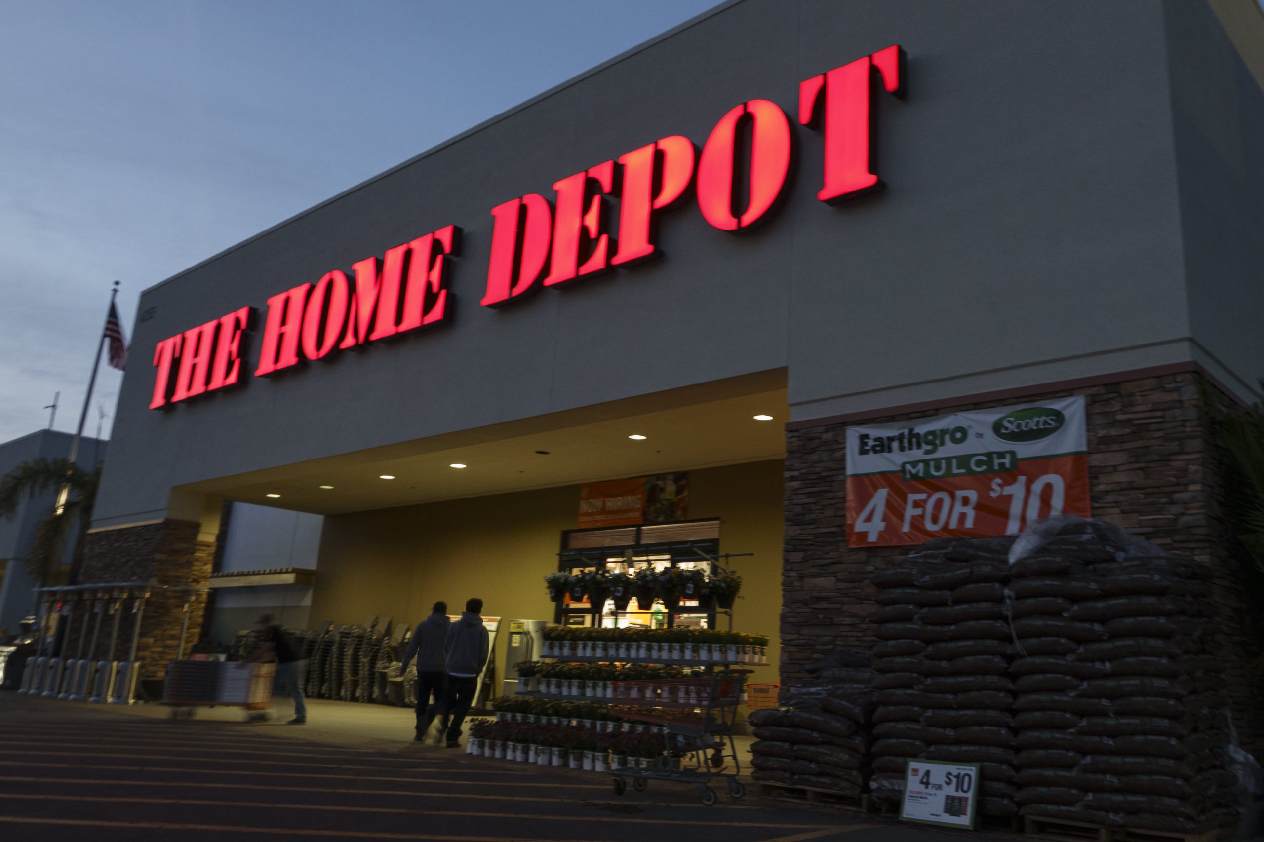 Top Wall Street analysts prefer these dividend stocks for consistent returns